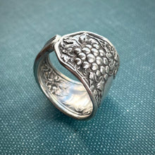 Load image into Gallery viewer, Beautiful Grape Bunch Spoon Ring