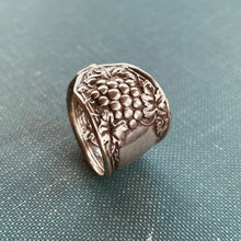 Load image into Gallery viewer, Beautiful Grape Bunch Spoon Ring